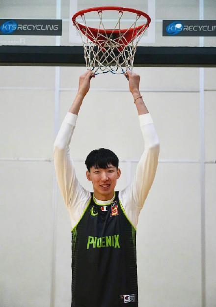 杜锋|说漏嘴了！记者再问周琦是否关注新疆男篮，他的回应太真实了