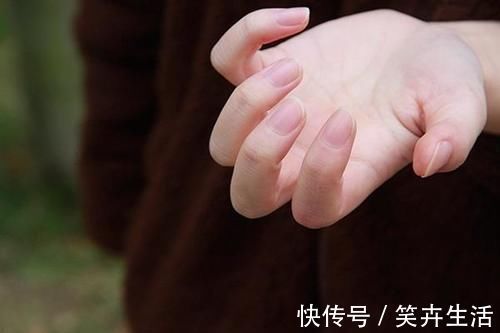 竖纹|正常的指甲应该是什么样的？指甲上有竖纹，凹凸不平，代表什么？