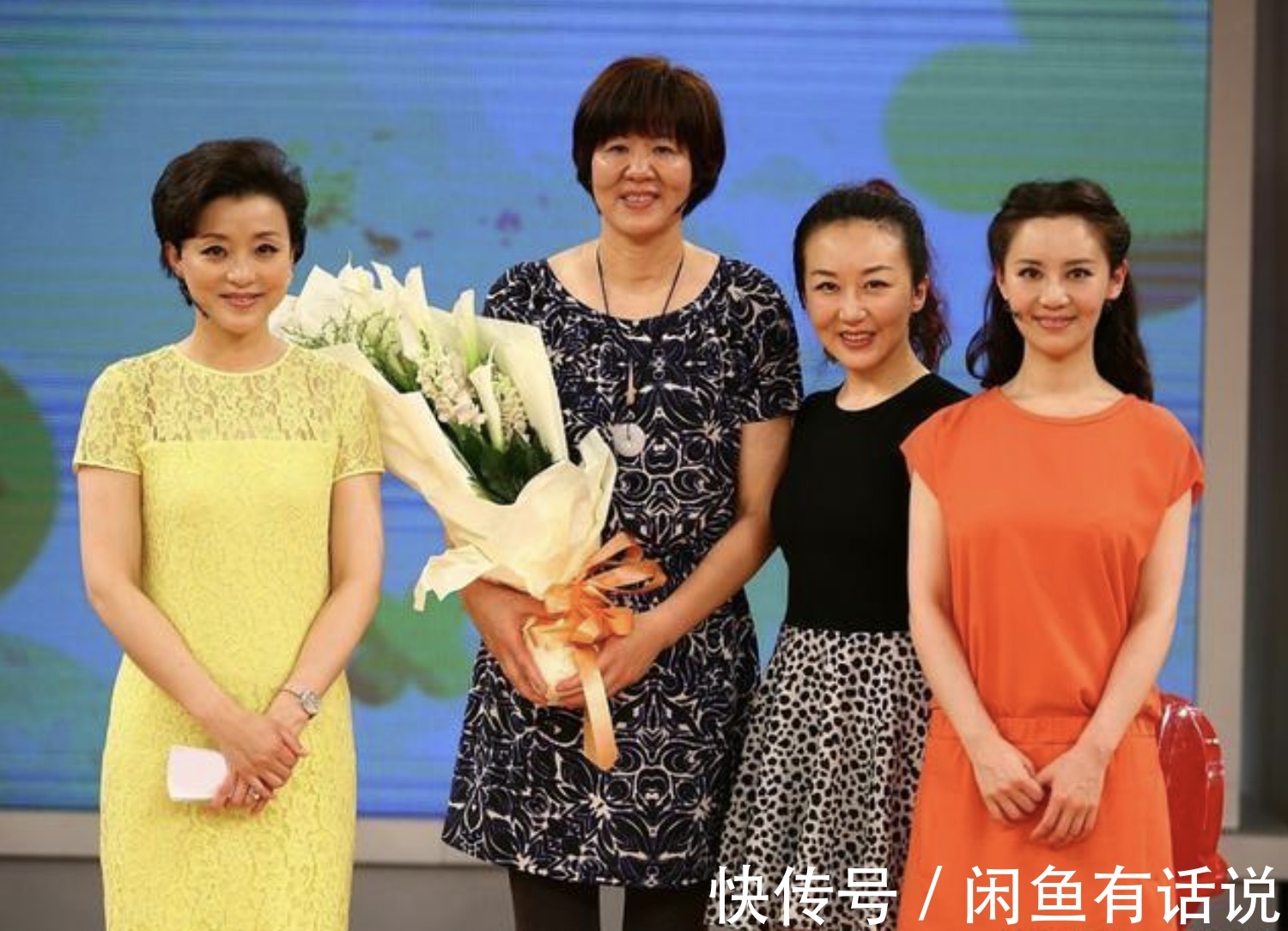 时髦|郎平认真打扮好惊艳!穿红色礼服裙优雅大气,配“大妈卷”也时髦