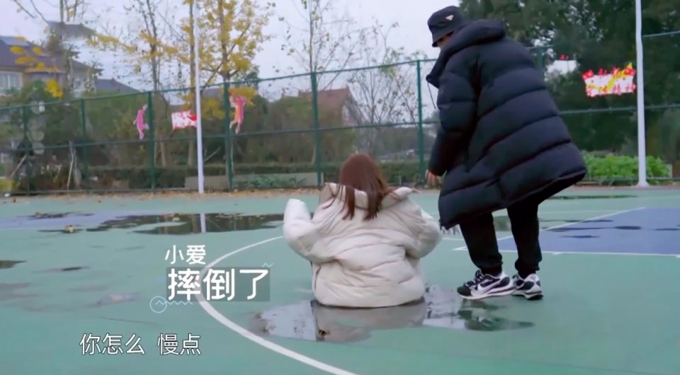 張天愛的“迷惑”行為！送男嘉賓搓澡巾，騎車掉鏈子把自己摔水坑