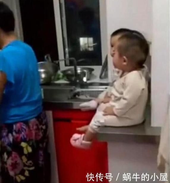 泪目|奶奶一个人照顾三胞胎,妈妈下班回到家,看到的画面泪目