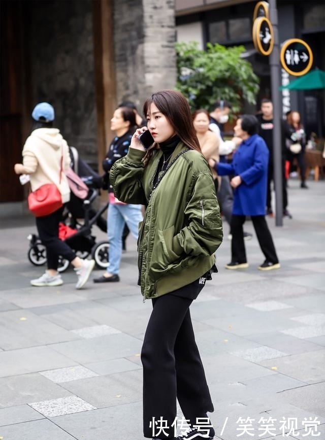 款黑色|街拍:黑白色搭配,美女脖间一抹黑色印记点缀,时尚敏感度爆棚