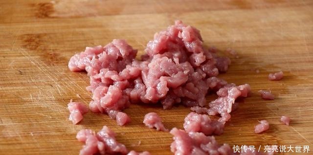 1根茄子,一块猪肉,这是茄子肉末焖面的做法,真好吃