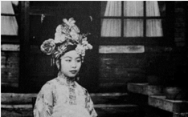 父亲是“中国黑帮老大”,母亲是知名京剧演员,今去世才被人熟知