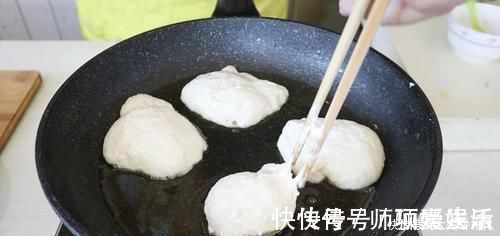 做饼时,别再用水和面了,试试新吃法,不揉面不擀面,比吃肉还香