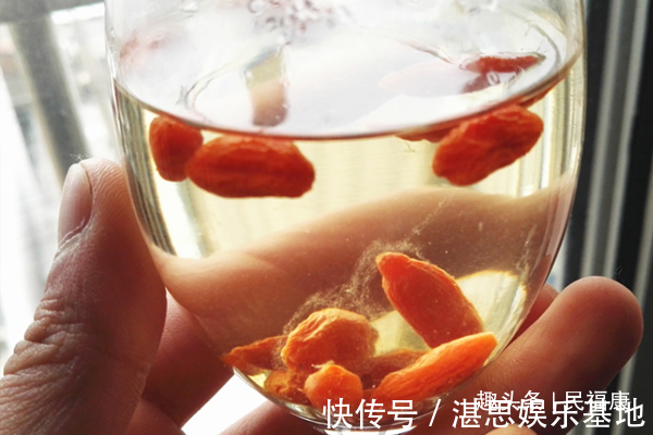 枸杞泡水|枸杞晚上吃,效果堪比人参怎么吃才能发挥枸杞最大功效
