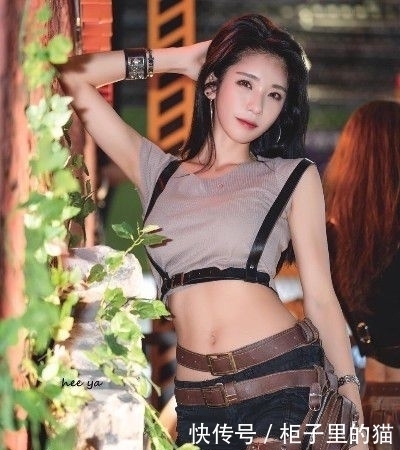 美女街拍：个性穿搭的紧身牛仔裤小姐姐，靓丽身材十分有韵味