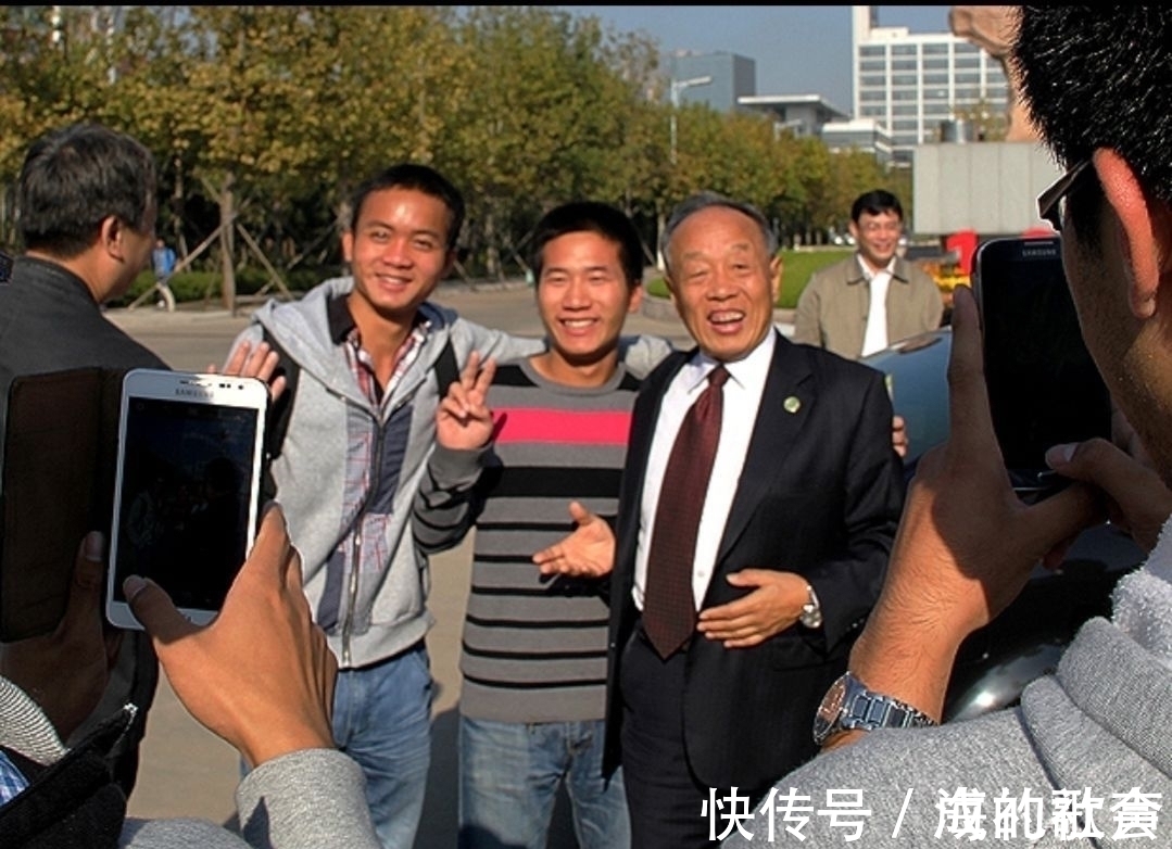 初学者@外交名家李肇星书法惹争议,结构太松散飘逸,被网批“小学生”体