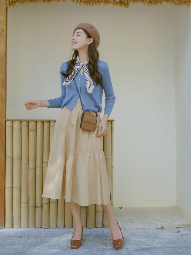 半身裙|女生博主秋冬穿搭指南,针织开衫搭配百褶半身裙,高贵优雅又温柔