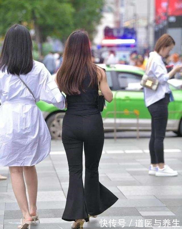 大长腿 黑色深领背心搭配黑色休闲打底裤,慵懒休闲搭配,时尚又性感!