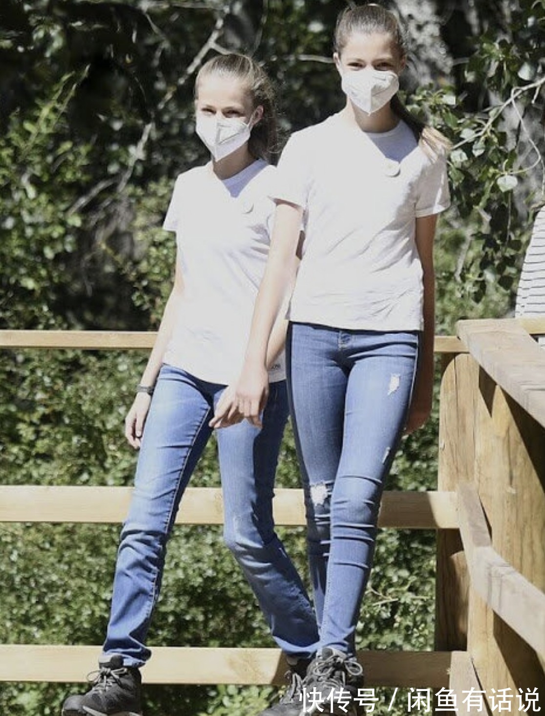 长腿|西班牙公主罕见穿基础款,白T+牛仔裤像邻家女孩,妹妹长腿真抢镜