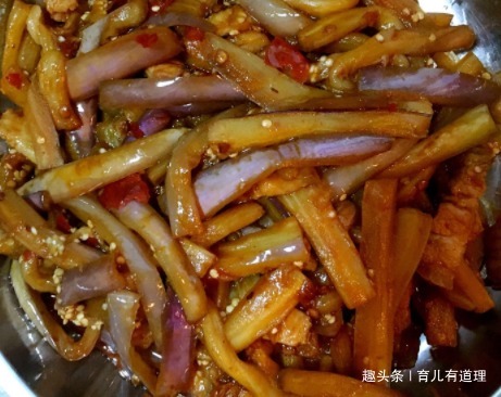 特别下饭的一道家常菜，色香味俱全，好吃不油腻，上桌就光盘