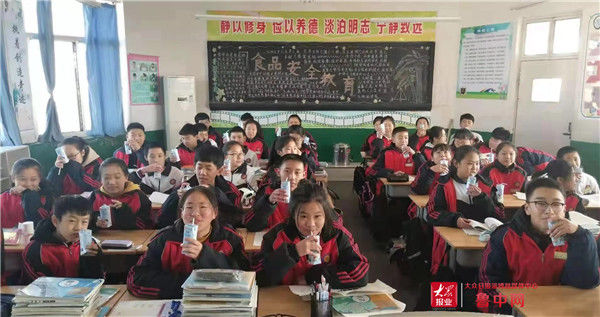 号外！得益乳业荣获“学生营养改善贡献企业”，并入选全国首批低温学生奶试点企业！