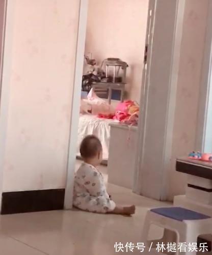 小宝|弟弟午睡醒来后,坐在姐姐房间门口等姐姐睡醒,画面太有爱了