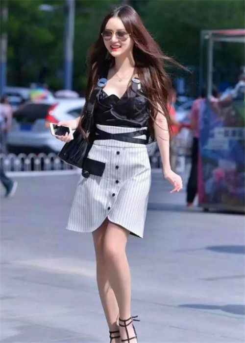 打造出|街拍浅妆容颜的小美女,一身简约时尚的穿搭打造出高贵典雅的女神范