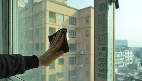 擦玻璃别用水了,教你用一秘招,擦完的玻璃光亮如新,方法太棒了