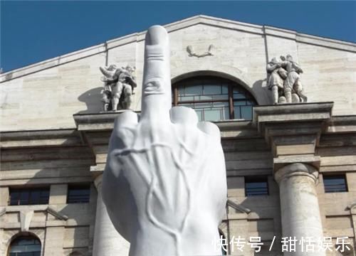 毛里齐奥·卡特兰&他只是把香蕉粘在墙上,为何能拍出85万,富豪:你往香蕉里面看