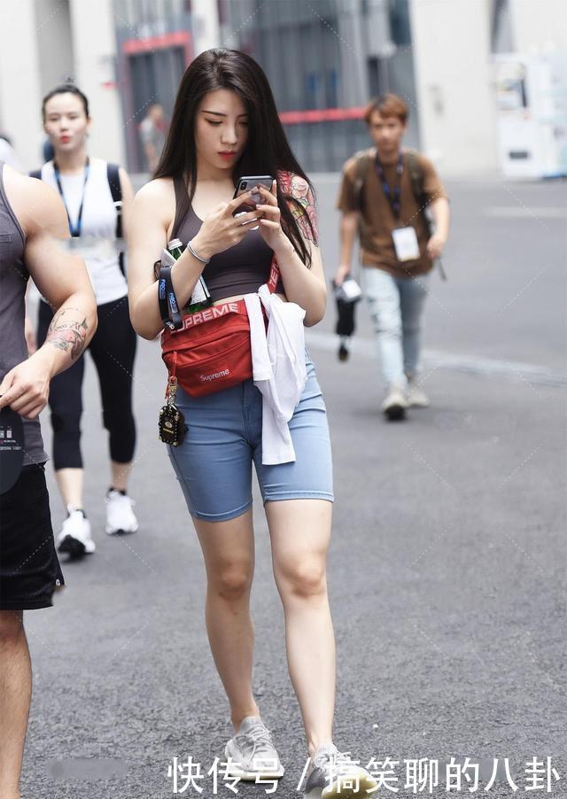 身材|高挑女孩穿“露脐背心”秀身材,将牛仔裤剪掉一半,充满青春活力