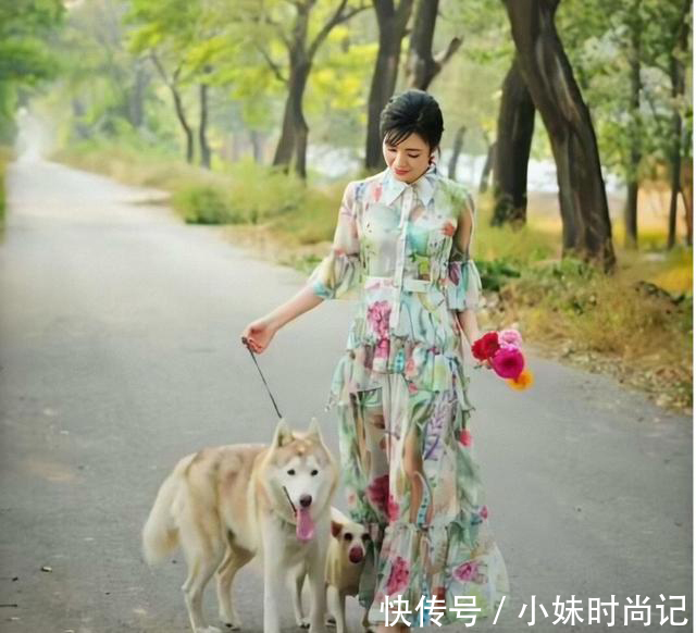 高跟鞋|周涛穿高跟鞋在公园遛狗,遛出了新高度,遛狗也穿这么正式?