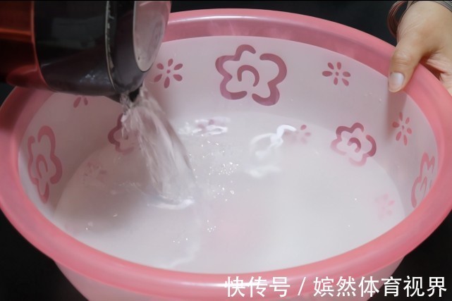 清水拖地等于“白拖”,教你一招,拖完不留水渍不沾灰,干净省力