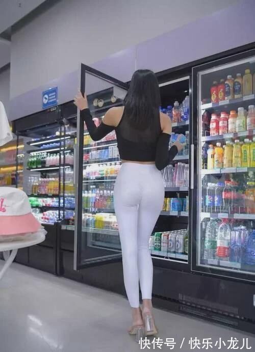 大长腿 小姐姐大长腿穿白色瑜伽裤,时尚中透着时尚的气息