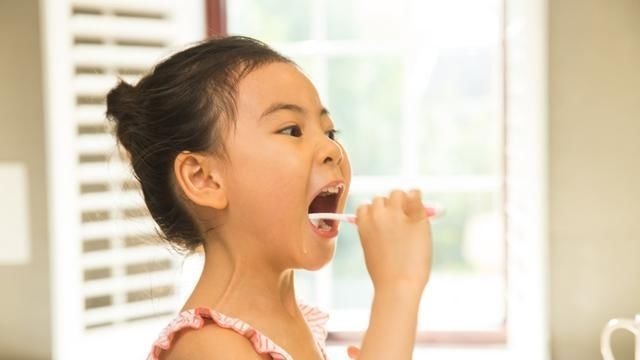 牙刷|女儿嘴太臭被同学孤立,医生从嘴里取出异物,连亲妈都当成作呕
