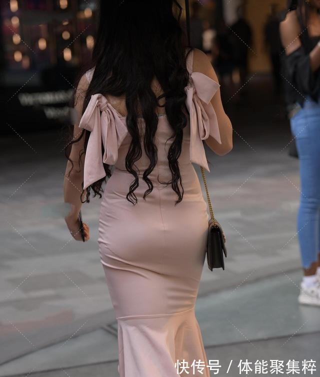 修身礼服 红色高跟鞋配粉色修身礼服,高贵冷艳,从容优雅!