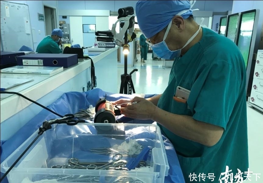 广州这位医生不得了,自己给自己做手术!