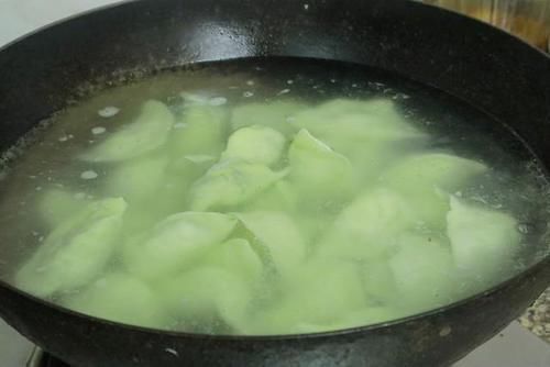  好吃|夏天，遇到此菜别手软，2块钱一斤，用它来包饺子，特好吃