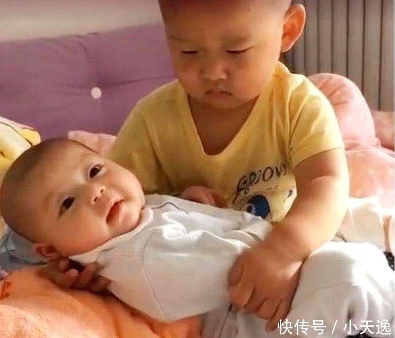 宝妈|3岁哥哥哄6个月弟弟睡觉,结果自己先睡着了,小大人真是萌翻了