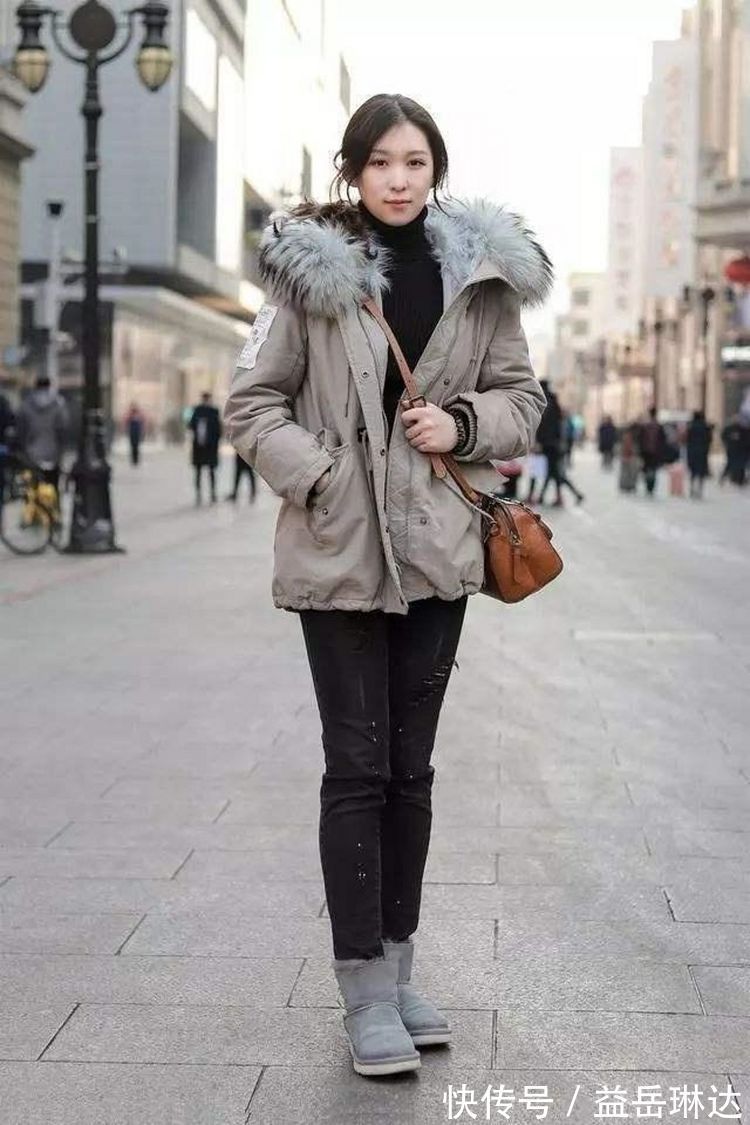 一字|街拍:身材微胖的小姐姐,身穿百褶一字肩紧身裙,超显知性的魅力