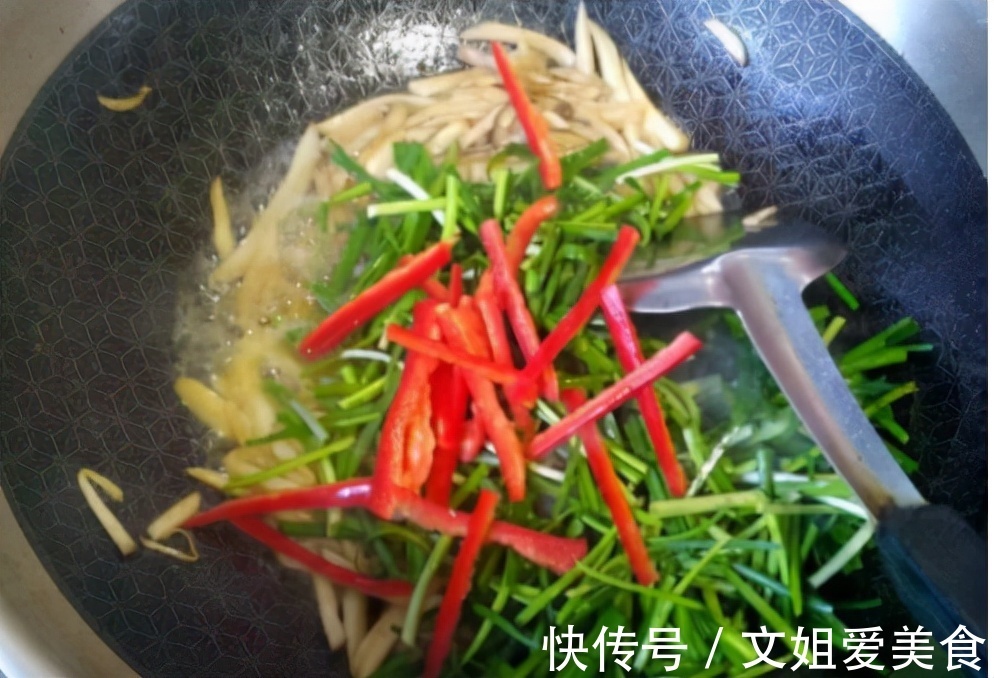 菌类|此物和韭菜一起炒，比海鲜鲍鱼好吃，重要的是不贵，营养价值高