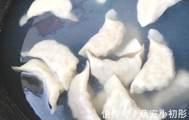 白菜焯水再包馅大错特错,加盐也不对,这种做法最正确,香嫩紧实