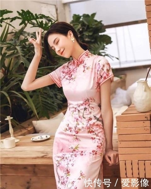 粉色魅力,时尚舒心中长旗袍,描摹女子温婉动人