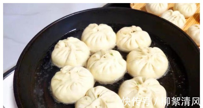 松软|表皮松软底部酥脆的水煎包,在家也能轻松做,老人孩子都爱吃!