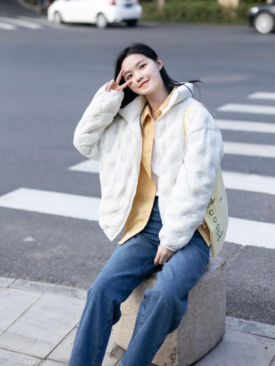 大衣|冬天就要穿得保暖还好看,蓝绿色大衣+白色西装裤,知性又优雅!