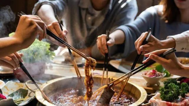  印度人来到中国，坚持不用筷子吃饭，开饭时不吭声了