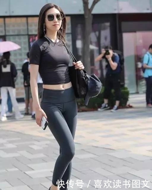 俏皮可爱的打底裤美女,富有青春朝气,回头率特别高