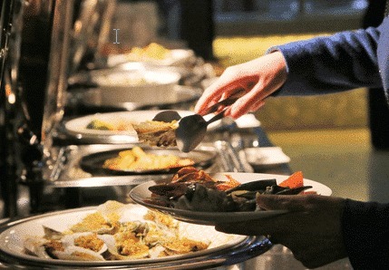 自助餐|女子来吃自助餐,每隔一小时准时去洗手间,老板悄悄跟踪后傻住