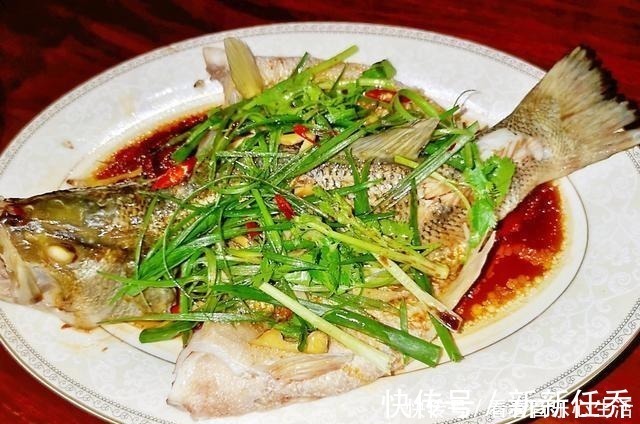 蒸鲈鱼时，不要抹盐和料酒，教你正确做法，鱼肉鲜嫩无腥味