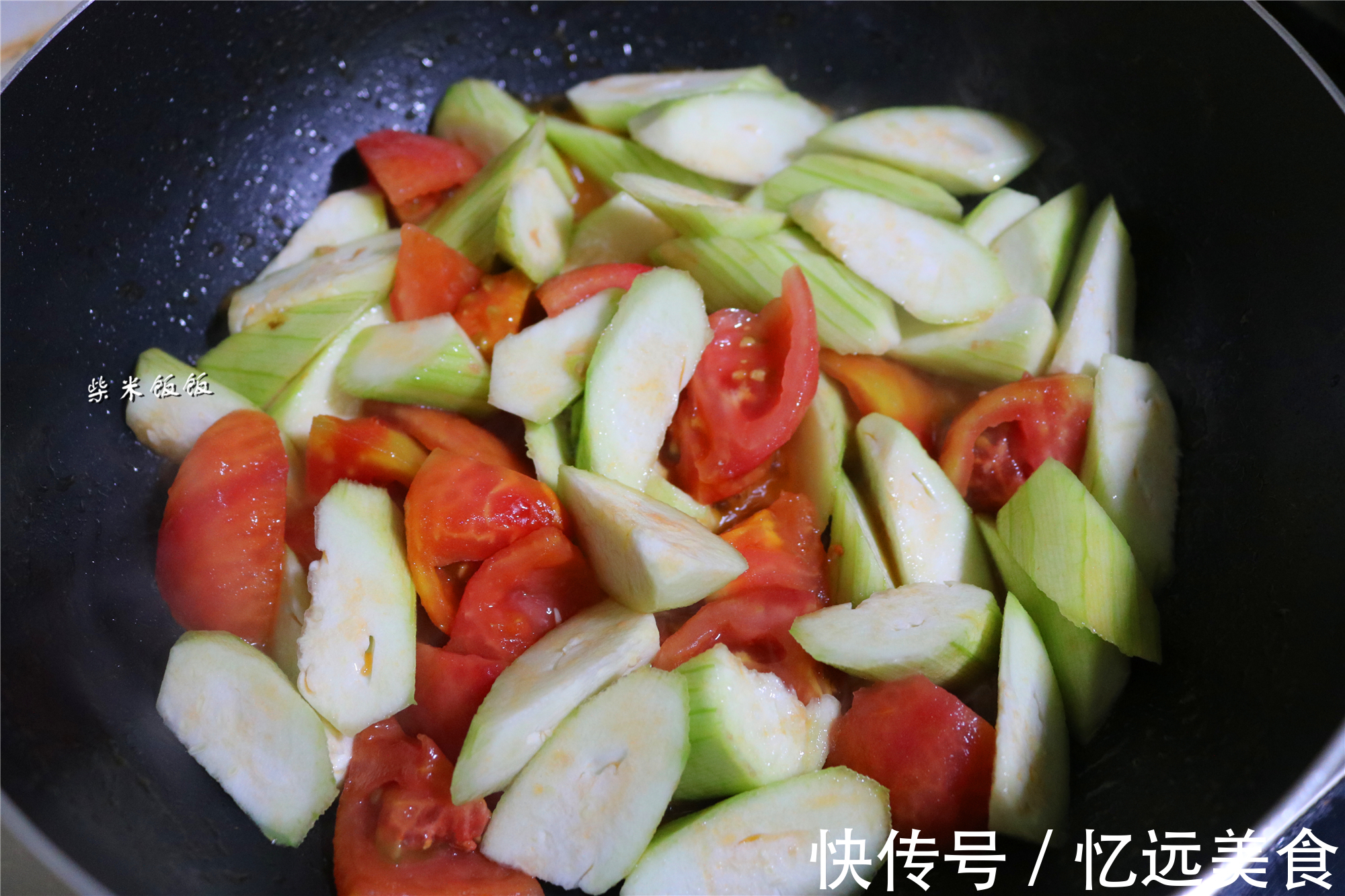 西红柿|它是夏季时令菜，和西红柿是绝配，简单一炒，鲜甜多汁吃不够