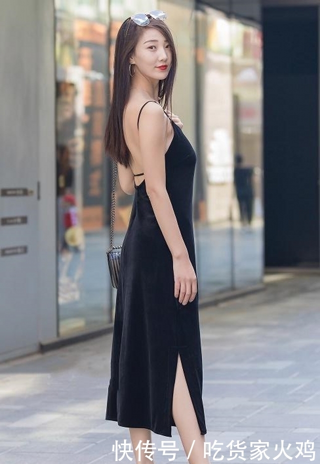 黑色|路人街拍,小姐姐脚踩黑色高跟鞋子,身搭配简单又百搭