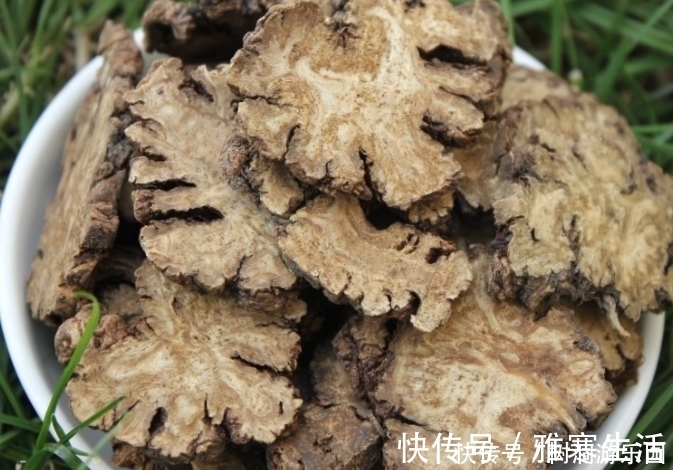 延缓衰老|女性40岁后,用3味药泡水喝,排湿气防失眠,对身体好处多