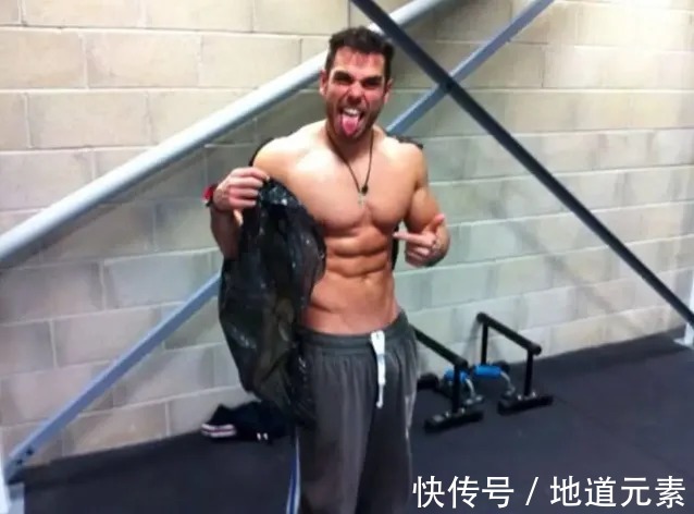 减肥方法|真人实测:一天狂瘦20斤!这个丧心病狂的男人,终于把自己玩坏了