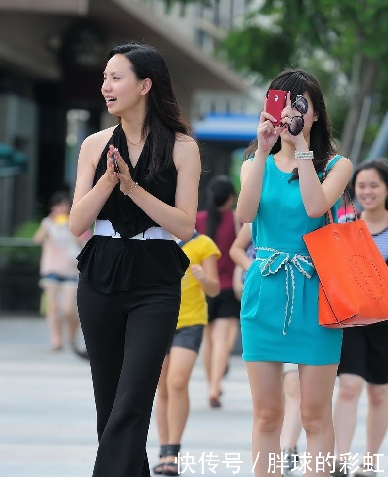 两个打扮非常时尚的美女，风度翩翩，气质十足