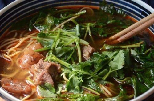 一日三餐|做牛肉面时,面条千万不要直接煮,多加点它,面条爽滑劲道不成坨