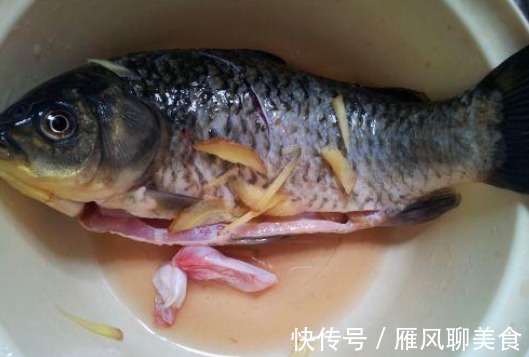 炖鲫鱼汤|炖鲫鱼汤,别直接下锅炖!再加这一步,汤浓味儿美,肉质鲜嫩不腥