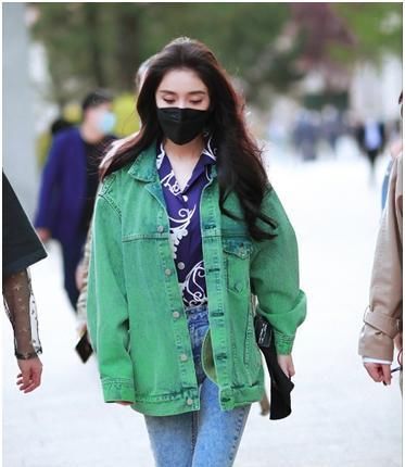 绿色系穿搭哪家强 Lisa绝对是范本 清新自然大显好身材 快资讯