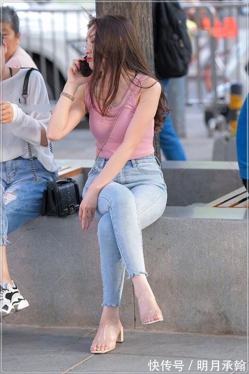 紧身衣|街拍美女:粉色吊带搭配牛仔裤,清凉舒适,少女感十足