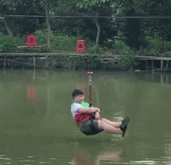 |搞笑GIF:女汉子真是不简单啊,还以为妹子要坐上去呢